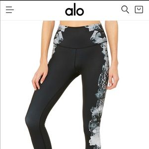 Alo Yoga Airbrush Leggings in Dark Krystal Black